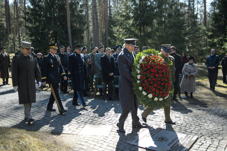 Katyń: uczczono pamięć polskich oficerów pomordowanych przez NKWD [ZDJĘCIA]