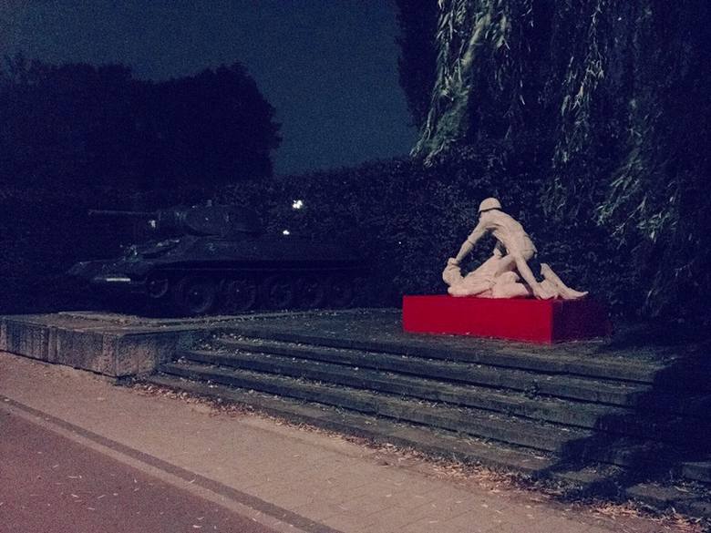 Rzeźba "Gwałt" zniknęła po kilku godzinach [ZDJĘCIA]