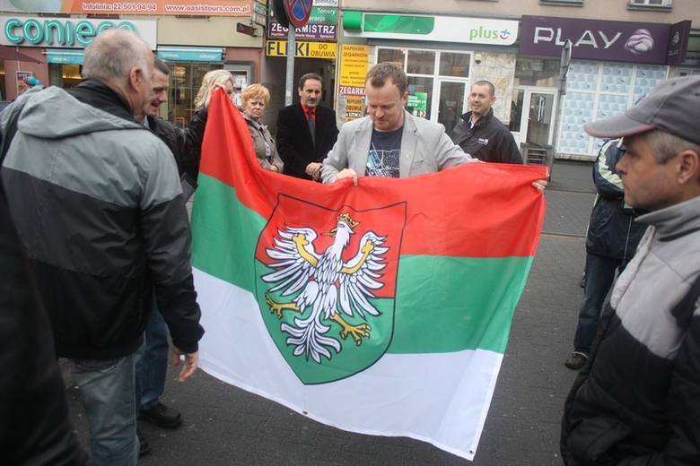 Dzień Flagi 2 maja: Wiceprezydent Sosnowca rozdawał flagi Zagłębia Dąbrowskiego [ZDJĘCIA]