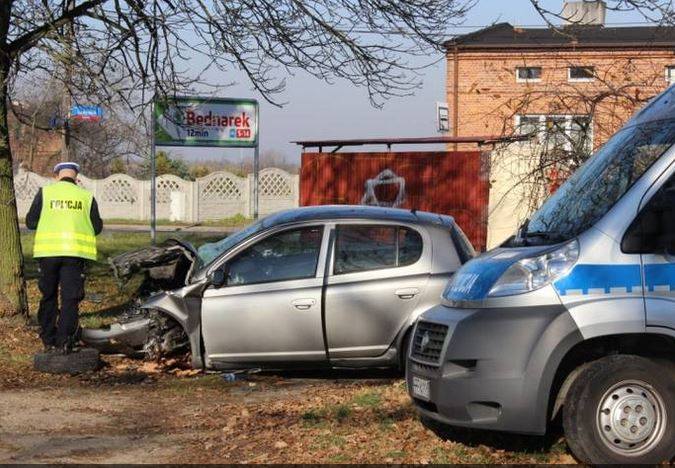Wypadek na Lublinku. Nie żyje kierowca toyoty, która rozbiła się na drzewie
