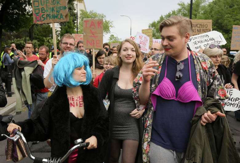 "Gwałt to wina gwałciciela", kolorowe peruki i Wanda Nowicka... Marsz Szmat w Warszawie [ZDJĘCIA]