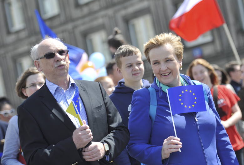 Parada Schumana w Warszawie: Ukraińskie flagi i walka o frekwencję w eurowyborach [ZDJĘCIA + VIDEO]