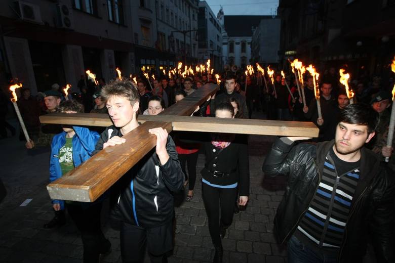 Ponad tysiąc osób przeszło ulicami Wrocławia w Akademickiej Drodze Krzyżowej [FOTO]