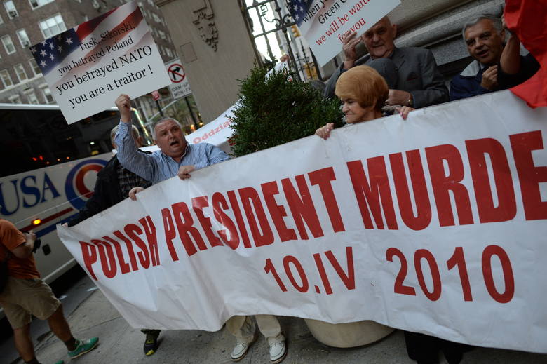 Komorowski w USA. Przed konsulatem transparent: "Polski prezydent zamordowany w Rosji" [ZDJĘCIA]