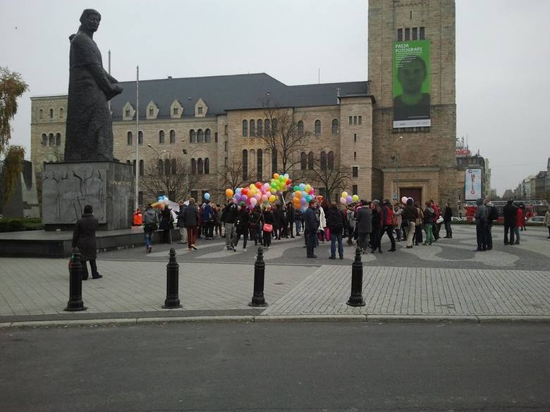 Marsz Równości: Pierwsi uczestnicy już są na miejscu - baloniki, policja i spokój [ZOBACZ ZDJĘCIA]