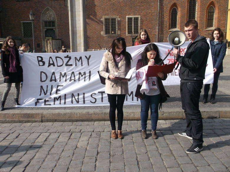 Wrocław: Manifestacja antyfeministyczna - Młodzież Wszechpolska pikietowała w Rynku (ZDJĘCIA)