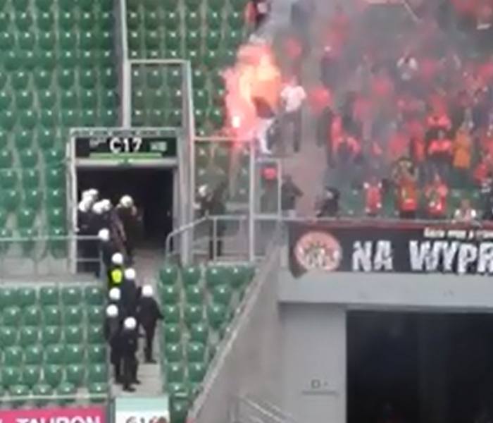 Wrocław: Płonący kibic na stadionie. Podpalił go ochroniarz [FILM]