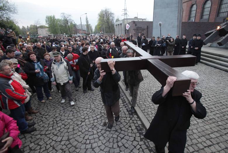 Droga krzyżowa w Katowicach. Przeszli spod krzyża przy "Wujku" do katedry [ZOBACZ ZDJĘCIA]