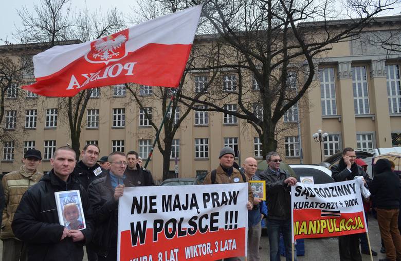 Protest ojców pod sądem przy pl. Dąbrowskiego [ZDJĘCIA+FILM]