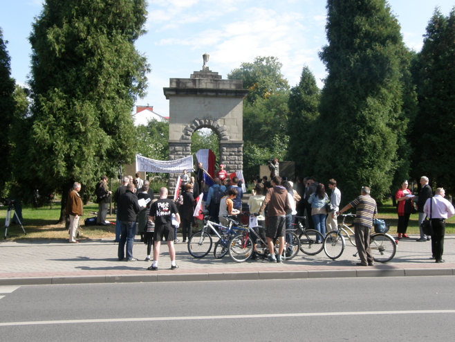 Nowy Sącz: manifestacja pod pomnikiem Armii Czerwonej [ZDJĘCIA]