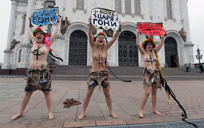 FEMEN w Moskwie: Nagim biustem i prawosławnym krzyżem w "cara Putina" (GALERIA ZDJĘĆ)