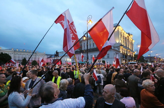 "Marsz pamięci" na Krakowskim Przedmieściu. Rosjanie obejrzeli go z okien Bristolu [ZDJĘCIA]
