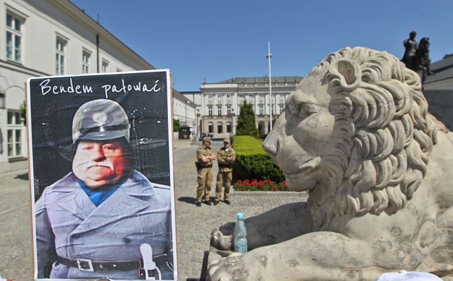 Duda u Komorowskiego, "Solidarność" pikietuje przed Pałacem [ZDJĘCIA]