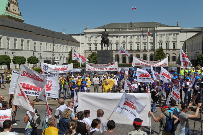 Duda u Komorowskiego, "Solidarność" pikietuje przed Pałacem [ZDJĘCIA]