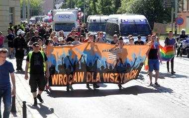 Marsz "Wrocław bez nienawiści" rozwścieczył kierowców (FILMY, ZDJĘCIA)